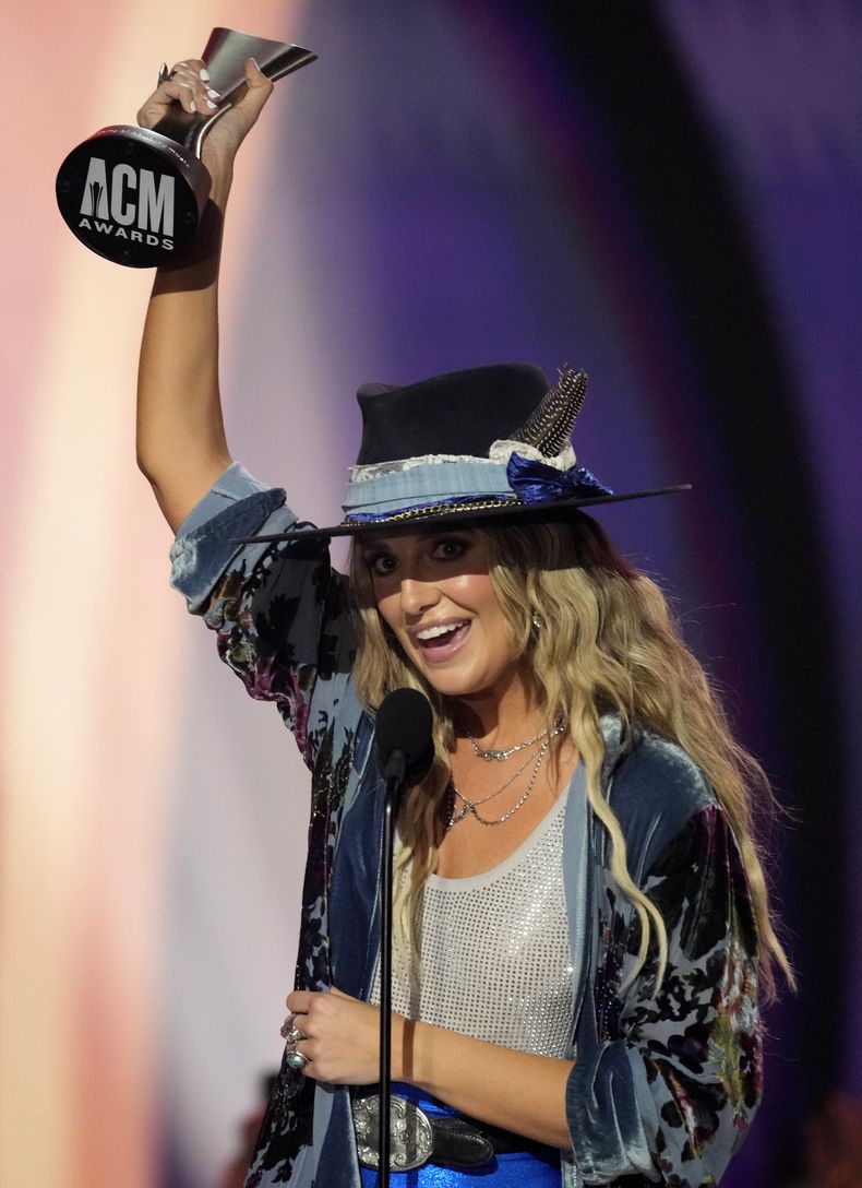 Lainey Wilson recibe el premio al álbum del año por Bell Bottom Country en la 58a entrega anual de los Premios de la Academia de Música Country el jueves 11 de mayo de 2023, en el Ford Center en Frisco, Texas. (Foto AP/Chris Pizzello)