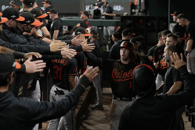 Jordan Westburg de los Orioles de Baltimore felicitado por sus compañeros tras anotar en la quinta entrada del juego 3 de la Serie Divisional de la Liga Americana ante los Rangers de Texas el martes 10 de octubre del 2023. (AP Foto/Tony Gutierrez)