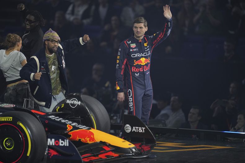 El holandés Max Verstappen, de Red Bull, asiste a la presentación en vivo de los equipos de la Fórmula 1, en el evento llamado F1 75 Live en la arena O2 en Londres, el martes 18 de febrero de 2025. (AP Foto/Kin Cheung)