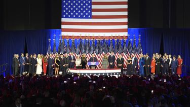 El expresidente Donald Trump, candidato presidencial republicano, habla en el Centro de Convenciones del Condado de Palm Beach durante una fiesta de seguimiento electoral, el miércoles 6 de noviembre de 2024, en West Palm Beach, Florida. (AP Foto/Lynne Sladky)