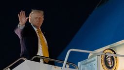 El presidente Donald Trump aborda el Air Force One desde el Aeropuerto Internacional de Palm Beach, el domingo 4 de enero de 2026, en Florida. (AP Foto/Alex Brandon)