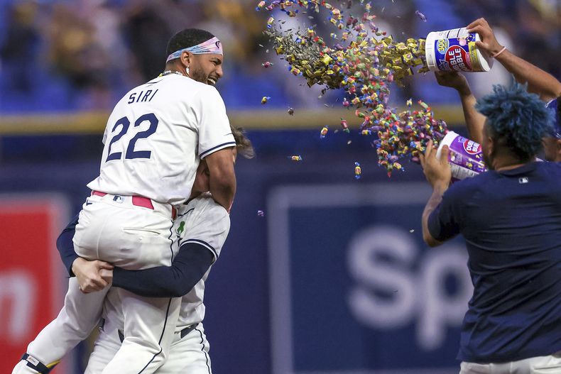 El dominicano José Siri, de los Rays de Tampa Bay, festeja luego de empujar la carrera del triunfo ante los Atléticos de Oakland, el miércoles 29 de mayo de 2024 (AP Foto/Mike Carlson)