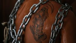 Cadenas cubren el tatuaje de la Santa Muerte de un penitente antes de una procesión del Viernes Santo durante la Semana Santa, el viernes 3 de abril de 2026, en Atlixco, México. (AP Foto/Fernando Llano)