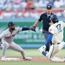 Shohei Ohtani, de los Dodgers de Los Ángeles, se desliza en la intermedia frnete al venezolano Andruw Monasterio, de los Medias Rojas de Boston, el sábado 1 de agosto de 2026 (AP Foto/Caroline Brehman)