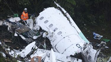 al menos 76 muertos tras estrellarse avion con equipo de futbol de brasil en colombia