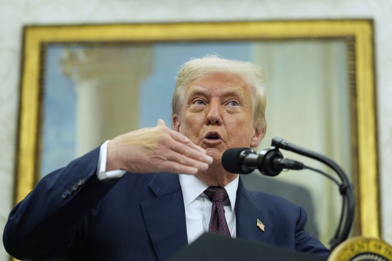 El presidente Donald Trump hace un anuncio acerca de Apple con el CEO de la empresa, Tim Cook, en la Sala Oval de la Casa Blanca, el miércoles 6 de agosto de 2025, En Washington. (AP Foto/Alex Brandon)