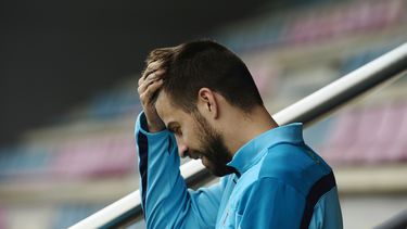 americateve | El jugador del Barcelona, Gerard Piqu&eacute;, se toca la cabeza durante un entrenamiento el s&aacute;bado, 22 de marzo de 2014, en San Joan Despi, Espa&ntilde;a. (AP Photo/Manu Fernandez)