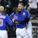 El puertorriqueño Francisco Lindor abraza a Brandon Nimmo, su compañero en los Mets de Nueva York, quien empujó la carrera de la victoria ante los Yanquis de la misma ciudad, el miércoles 14 de junio de 2023 (AP Foto/Frank Franklin II)