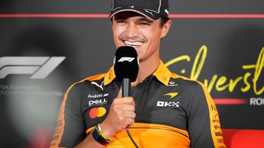 El británico Lando Norris de McLaren asiste a la conferencia de prensa antes del Gran Premio Británico el jueves 2 de julio del 2026. (AP Foto/Darko Bandic)