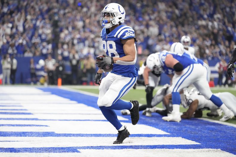 El running back de los Colts de Indianápolis Jonathan Taylor (28) anota por la vía terrestre durante la primera mitad del juego de la NFL ante los Raiders de Las Vegas, el domingo 31 de diciembre de 2023, en Indianápolis. (AP Foto/AJ Mast)