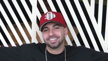 El cantante estadounidense Justin Quiles posa para un retrato durante una entrevista en la Ciudad de México el domingo 14 de mayo de 2023. (Foto AP/Berenice Bautista)