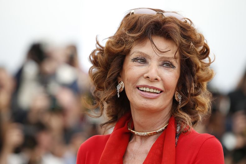 ARCHIVO - La actriz italiana Sophia Loren sonríe durante una sesión fotográfica para Human Voice en el 67º festival internacional de cine, Cannes, sur de Francia, el 21 de mayo de 2014. Loren se recupera tras una exitosa cirugía por una fractura de pierna que sufrió después de caer en su casa de Suiza, dijo un agente de la actriz italiana de 89 años el lunes 25 de septiembre de 2023. (Foto AP/Alastair Grant, archivo)