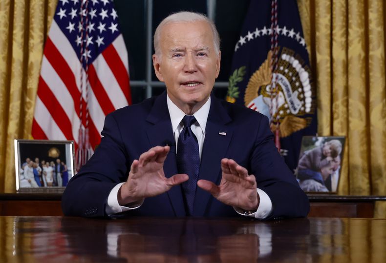 ARCHIVO - El presidente estadounidense Joe Biden habla sobre la guerra entre Israel y Hamás en la Oficina Oval de la Casa Blanca, el jueves 19 de octubre de 2023, en Washington. (Jonathan Ernst/Pool via AP, Archivo)