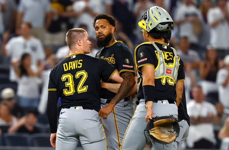 Los catchers de los Piratas de Pittsburgh, Henry Davis (32) y Rafael Flores Jr., evitan que el lanzador Dennis Santana vaya tras José Caballero, de los Yankees de Nueva York, durante la novena entrada de un partido de béisbol, el lunes 20 de julio de 2026, en Nueva York. (Foto AP/Noah K. Murray)