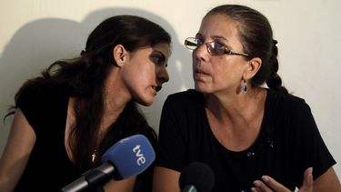 americateve | ARCHIVO - Foto de archivo, 1 de agosto de 2012, de Rosa María Payá, izquierda, y su madre Ofelia Acevedo, hija y viuda, respectivamente, del difunto activista cubano Oswaldo Payá, en La Habana. El gobierno de España otorg&oacut