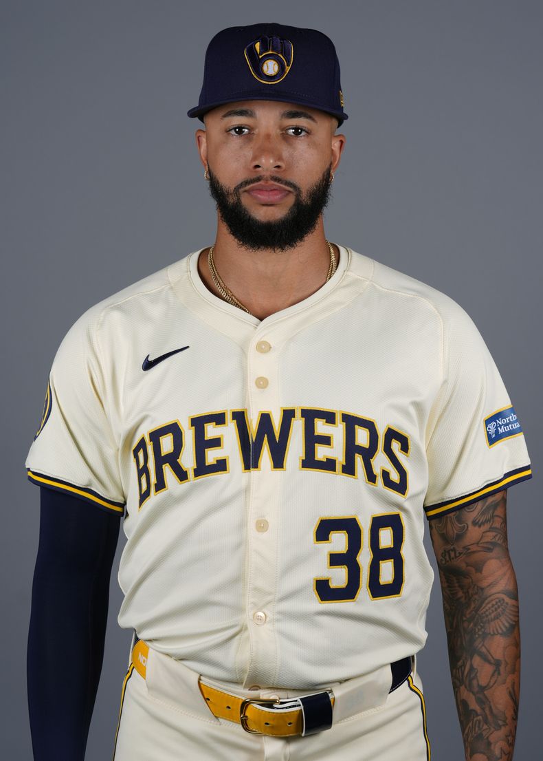 Imagen de Devin Williams, de los Cerveceros de Milwaukee, quien tiene dos fracruras por estrés y dijo que no podrá lanzar en las próximas seis semanas, informó el viernes 15 de marzo de 2024. (AP Foto/Matt York)