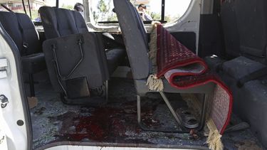 americateve | Interior de un veh&iacute;culo da&ntilde;ado por una bomba en las afueras de Kabul, Afganist&aacute;n, martes 15 de julio de 2014. Dos personas murieron y cinco resultaron heridas. Por otra parte, un atentado suicida en la provincia oriental de Paktika de