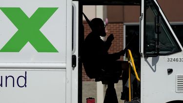 Un camión de FedEx hace repartos en Palatine, Illinois, 13 de setiembre de 2023. Las empresas crearon 336.000 empleos en setiembre, informó el gobierno el viernes 6 de octubre de 2023. (AP Foto/Nam Y. Huh)