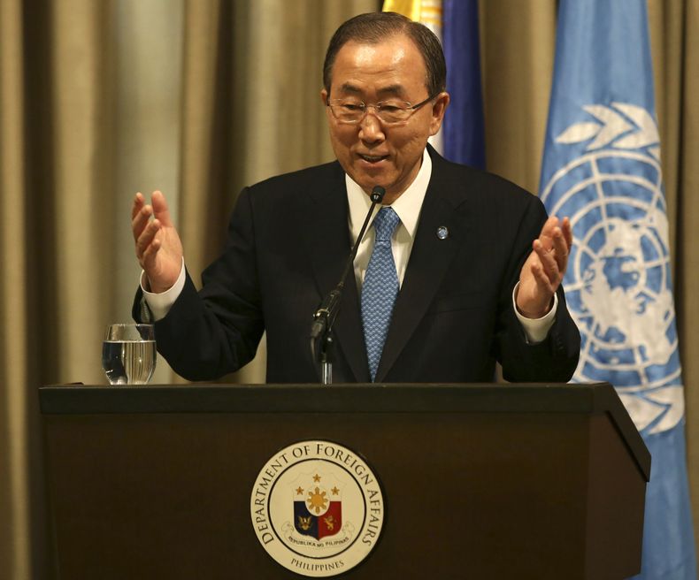 El secretario general de Naciones Unidas, Ban Ki-moon, responde las preguntas de los reporteros en Makati, al sur de Manila, Filipinas, el domingo 22 de diciembre de 2013. Ban Ki-moon, exhort&oacute; a la comunidad internacional el domingo a intensificar