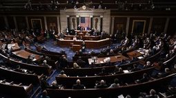ARCHIVO - El vicepresidente Mike Pence y la presidenta de la Cámara de Representantes, la demócrata por California Nancy Pelosi, ofician mientras se convoca una sesión conjunta de la Cámara de Representantes y el Senado para contar los votos del Colegio Electoral emitidos en las elecciones presidenciales, en el Capitolio en Washington, el 6 de enero de 2021. (AP foto/J. Scott Applewhite, archivo)