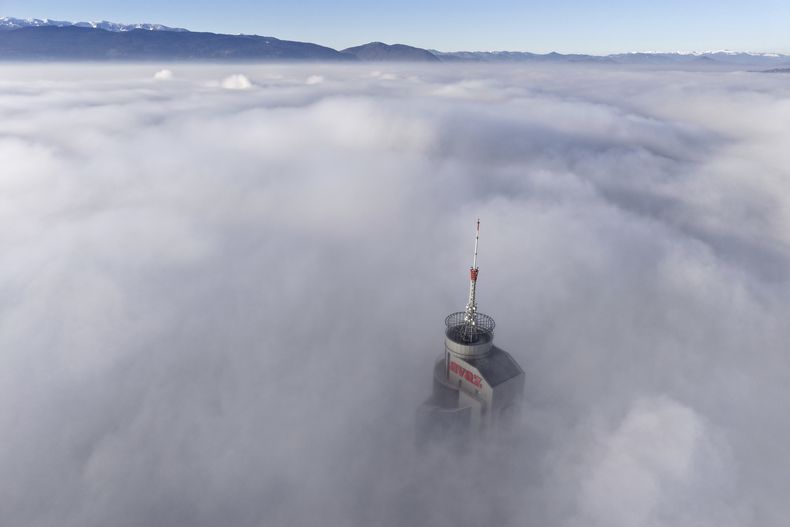 El edificio Avaz Twist Tower, de 172 metros de altura, asoma entre una densa capa de niebla y smog en Sarajevo, Bosnia, el jueves 19 de diciembre de 2024. (AP foto/Armin Durgut)
