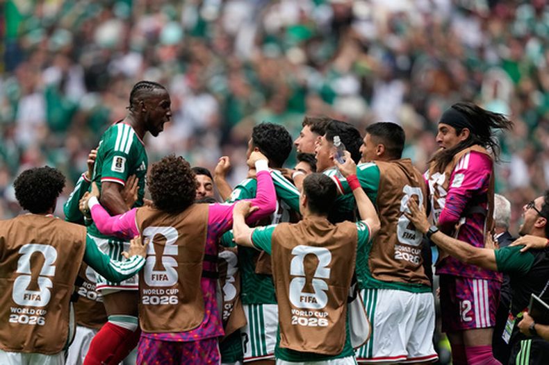 Julián Quiñones, de México (izquierda), celebra tras marcar el primer gol durante el partido de fútbol del Grupo A de la Copa Mundial entre México y Sudáfrica en la Ciudad de México, el jueves 11 de junio de 2026. (Foto AP/Natacha Pisarenko)
