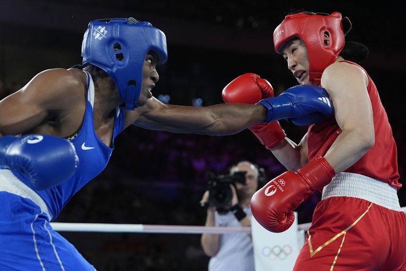 La china Li Qian (derecha) y la panameña Atheyna Bylon en la final de los 75 kilogramos del boxeo femenino de los Juegos Olímpicos de París, el sábado 10 de agosto de 2024. (AP Photo/John Locher)