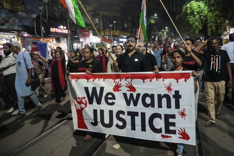 ARCHIVO – Miembros del foro ciudadano que incluye a médicos marchar en protesta por la violación y asesinato de una médica residente en un hospital gubernamental a principios de agosto, en Kolkata, India, el martes 1 de octubre de 2024. (AP Foto/Bikas Das, Archivo)