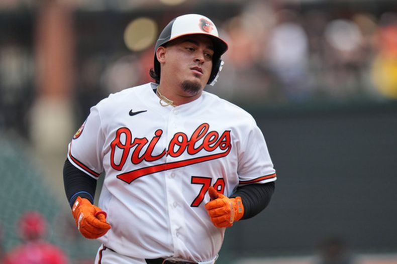 El venezolano Yohel Pozo, de los Orioles de Baltimore, recorre las bases luego de batear un jonrón ante los Angelinos de Los Ángeles, el jueves 6 de agosto de 2026 (AP Foto/Stephanie Scarbrough)