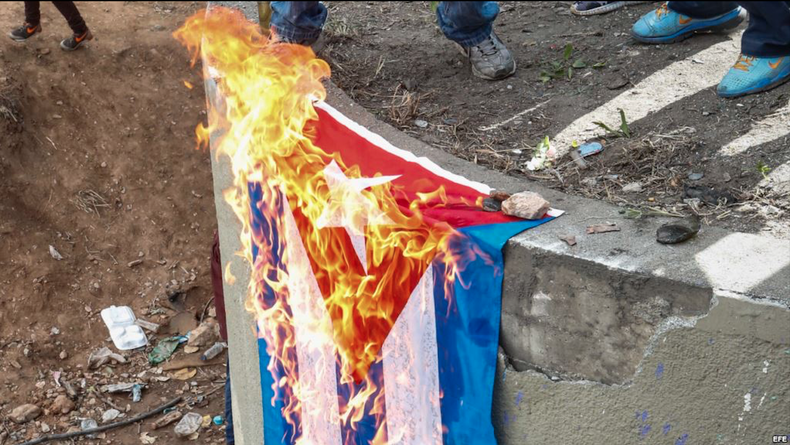 bandera cubana quemada