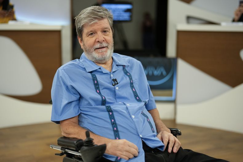 El escritor Marcelo Rubens Paiva, autor del libro en el que se basó la película “Ainda Estou Aqui”, posa para una foto durante una entrevista en Sao Paulo, el viernes 20 de diciembre de 2024. (AP Foto/Andre Penner)