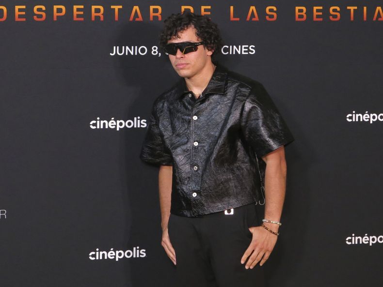 El actor estadounidense Anthony Ramos posa a su llegada a la alfombra roja de Transformers: Rise of the Beasts, en la Ciudad de México el 30 de mayo de 2023. (Foto AP/Berenice Bautista)