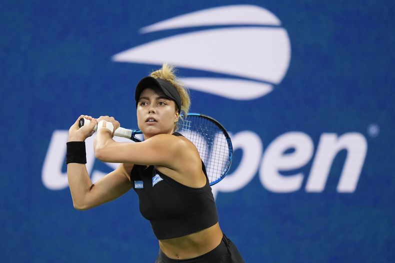 Renata Zarazúa devuelve ante Caroline Wozniacki durante la segunda ronda del Abierto de Estados Unidos, el jueves 29 de agosto de 2024, en Nueva York. (AP Foto/Frank Franklin II)