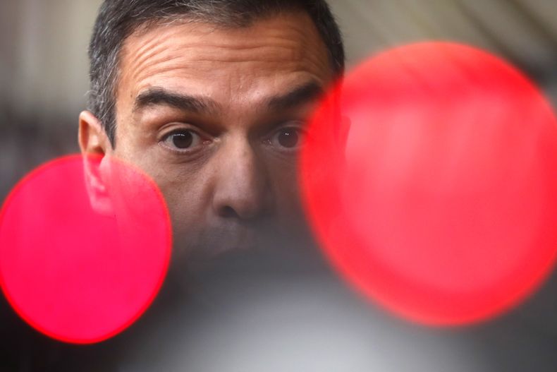 ARCHIVO - El presidente del Gobierno español, Pedro Sánchez, habla ante la cámara a su llegada a una cumbre de la UE en el edificio del Consejo Europeo en Bruselas, el 1 de octubre de 2020. (AP Foto/Francisco Seco, Archivo)