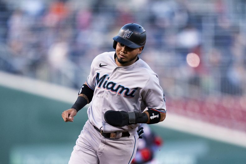 El venezolano Luis Arráez, de los Marlins de Miami, recorre las bases para anotar en un doble del dominicano Bryan de la Cruz, el jueves 31 de agosto de 2023, en el duelo ante los Nacionales de Washington (AP Foto/Stephanie Scarbrough)
