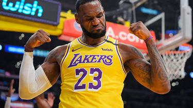 ARCHIVO - Foto del 7 de enero del 2020, el alero de los Lakers de Los Ángeles LeBron James celebra tras anotar con falta en el encuentro ante los Knicks de NUeva York. (AP Foto/Mark J. Terrill, Archivo)