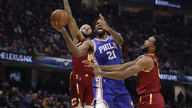 Doble doble de Embiid da a 76ers triunfo ante Cavs