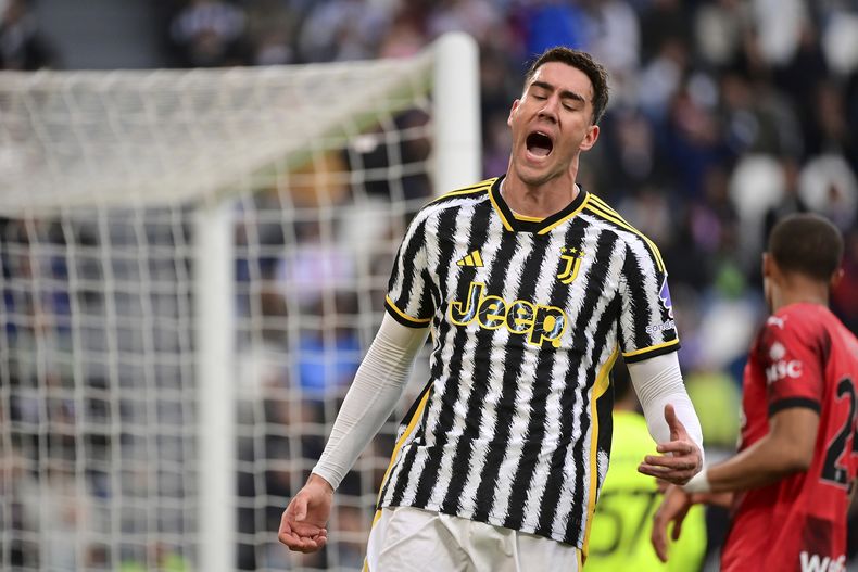 Dusan Vlahovic de la Juventus durante el partido contra el AC Milan en la Serie A, el sábado 27 de abril de 2024. (Marco Alpozzi/LaPresse vía AP)