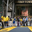 Alcalde de Nueva York Bill de Blasio pinta Black Lives Matter frente a Torre Trump