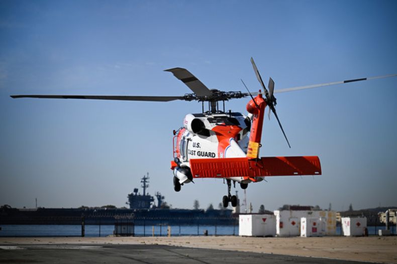 Un helicóptero de la Guardia Costera de Estados Unidos despega de una estación de esta fuerza, el viernes 16 de octubre de 2026, en San Diego. (AP Foto/Denis Poroy)