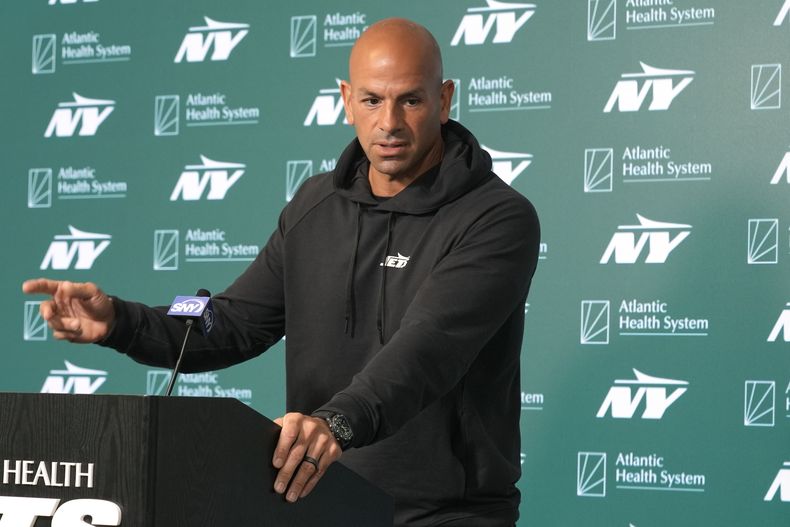 El entrenador en jefe de los New York Jets, Robert Saleh, habla con los periodistas antes de la práctica en las instalaciones de entrenamiento del equipo en Florham Park, Nueva Jersey, el martes 11 de junio de 2024. (AP Foto/Pamela Smith)