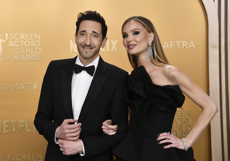 Adrien Brody, izquierda, y Georgina Chapman llegan a la 31ª edición anual de los Premios SAG el domingo 23 de febrero de 2025 en el Shrine Auditorium de Los Ángeles. (Foto AP/Chris Pizzello)