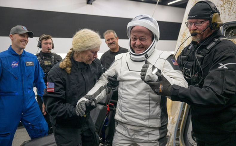 ARCHIVO – En la imagen, proporcionada por la NASA, el astronauta Mike Fincke recibe ayuda para salir de la cápsula Crew-11 de SpaceX tras regresar a la Tierra en un amerizaje a medianoche cerca de San Diego, California, el 15 de enero de 2026. (Bill Ingalls/NASA vía AP, Archivo)