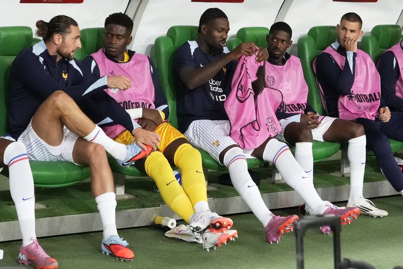 Ousmane Dembélé (2do de derecha a izquierda) se sienta en la banca con otros compañeros de la selección de Francia durante el partido de la eliminatoria mundialista ante Ucrania, el viernes 5 de septiembre de 2025, en Breslavia, Polonia (AP Foto/Czarek Sokolowski)