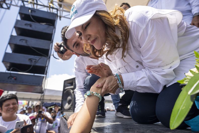 Zury Ríos Sosa, candidata presidencial por la coalición Valor-Unionista, saluda a un simpatizante durante un mitin de campaña en San Miguel Dueñas, Guatemala, el sábado 17 de junio de 2023. (AP Foto/Moisés Castillo)