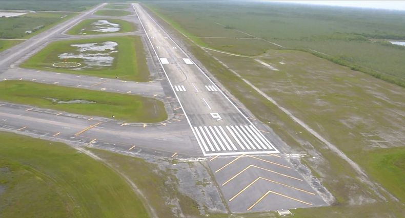 En la imagen, tomada de un video sin fecha publicado por la oficina del procurador estatal James Uthmeier, se muestra un aeródromo abandonado en Everglades, a unos 72 kilómetros (45 millas) al oeste de Miami en el que, según autoridades, una instalación de detención de migrantes, apodada “Alcatraz de los caimanes) se encuentra a unos días de entrar en funcionamiento. (Cortesía de la oficina del procurador estatal General James Uthmeier via AP)