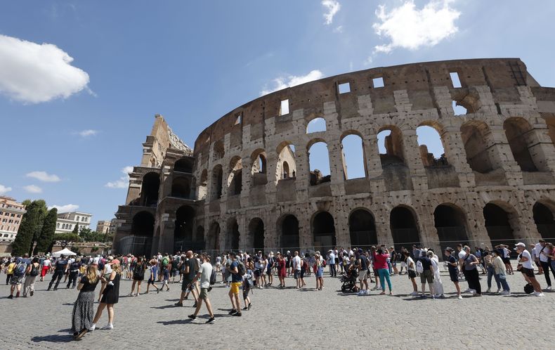 ARCHIVO - Turistas hacen fila para entrar al Coliseo, en Roma, Italia, el 6 de agosto de 2021. (AP Foto/Riccardo De Luca, archivo)