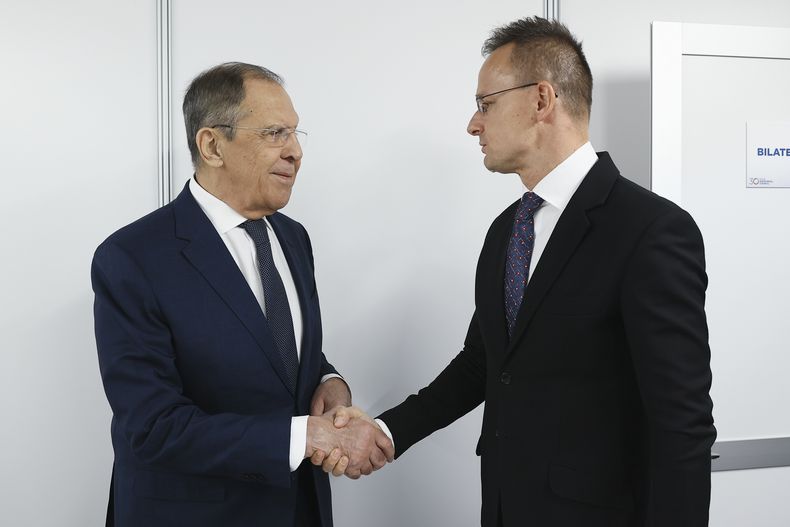Foto suministrada por el Servicio de Prensa del Ministerio de Relaciones Exteriores de Rusia que muestra al ministro de Relaciones Exteriores de Rusia Serguéi Lavrov (i) con el ministro híngaro de Relaciones Exteriores Peter Szijjarto en Skopje, Macedonia del Norte, el 30 de noviembre del 2023. (Servicio de Prensa del Ministerio de Relaciones Exteriores de Rusia via AP)