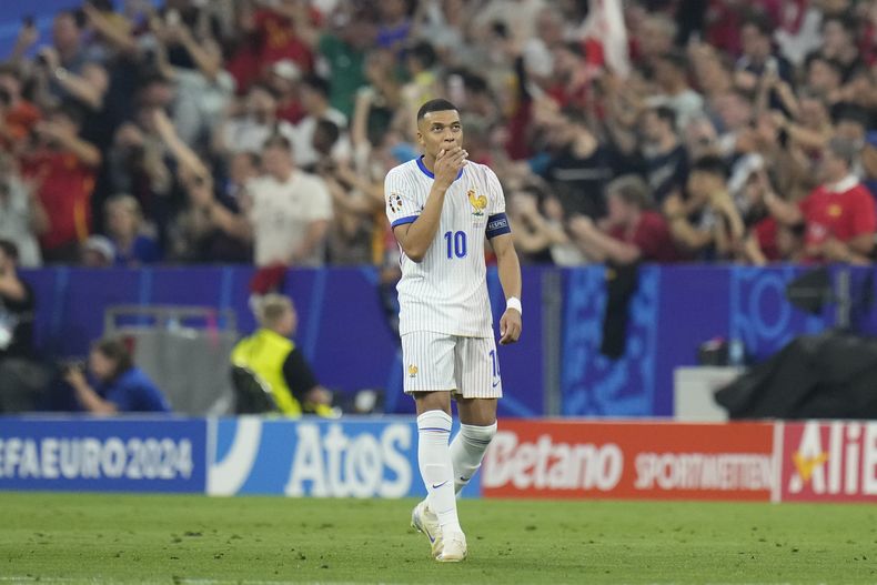 El francés Kylian Mbappé hace un gesto mientras camina desconcertado luego del gol del español Dani Olmo durante el partido de semifinales entre España y Francia en la Euro 2024 en Múnich, Alemania, el martes 9 de julio de 2024. (AP Foto/Hassan Ammar)