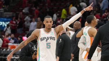Murray anota 33 puntos y los Spurs superan 123-120 a Rockets